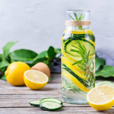 Taze soğuk limon salatalığı biberiye aşılanmış su arıtma içeceği.