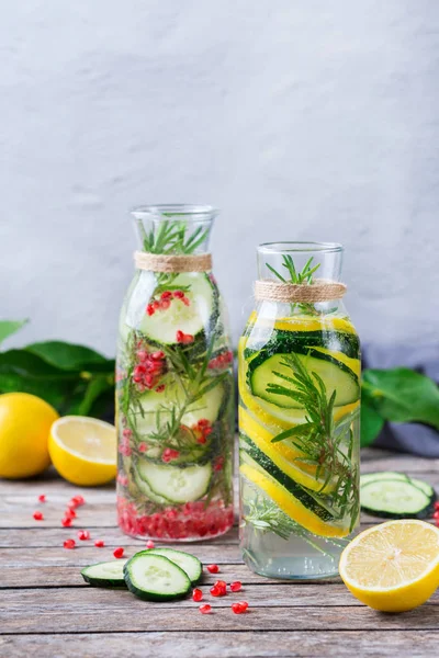 Fresco fresco limone cetriolo rosmarino infuso acqua disintossicazione bevanda — Foto Stock