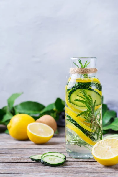 Δροσερά δροσερά λεμόνια αγγούρι δενδρολίβανο εμποτισμένο νερό αποτοξίνωσης ποτό — Φωτογραφία Αρχείου