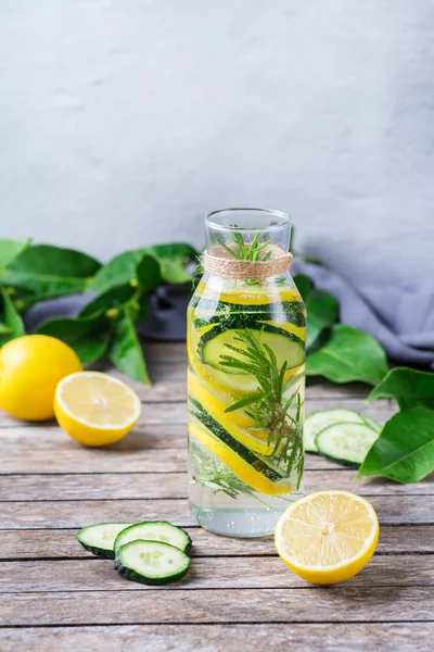 Fresco fresco limone cetriolo rosmarino infuso acqua disintossicazione bevanda — Foto Stock