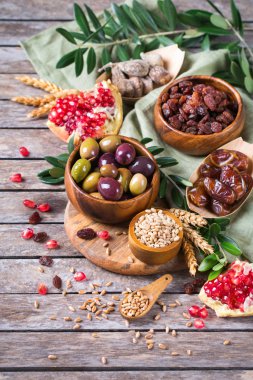 Tu Bishvat bayram sembolleri - kurutulmuş meyve, nar, arpa, 