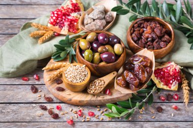 Tu Bishvat bayram sembolleri - kurutulmuş meyve, nar, arpa, 