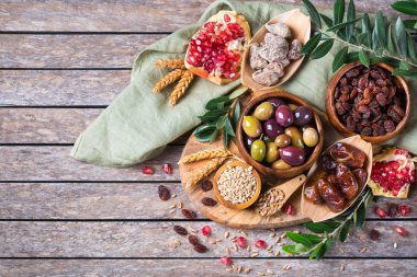 Tu Bishvat bayram sembolleri - kurutulmuş meyve, nar, arpa, 