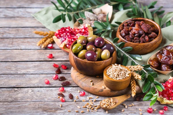 Tu bishvat Feiertagssymbole - Trockenfrüchte, Granatapfel, Gerste, — Stockfoto