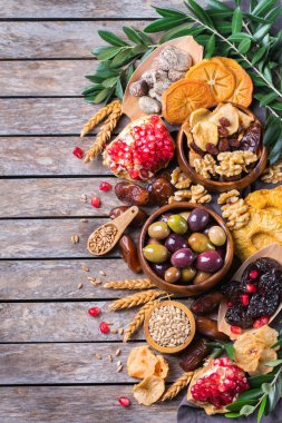 Tu Bishvat bayram sembolleri - kurutulmuş meyve, nar, arpa, 