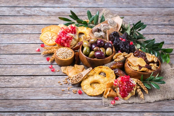 Tu Bishvat símbolos de férias - frutos secados, romã, cevada , — Fotografia de Stock