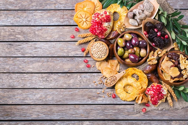 Tu Bishvat símbolos de férias - frutos secados, romã, cevada , — Fotografia de Stock