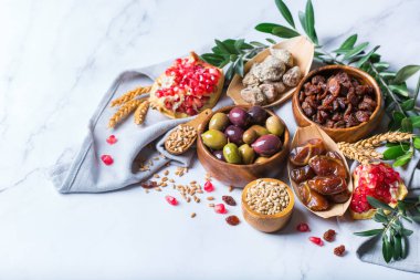 Tu Bishvat bayram sembolleri - kurutulmuş meyve, nar, arpa, 