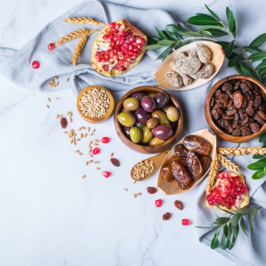 Tu Bishvat bayram sembolleri - kurutulmuş meyve, nar, arpa, 