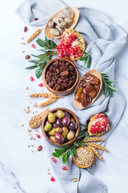 Tu Bishvat bayram sembolleri - kurutulmuş meyve, nar, arpa, 