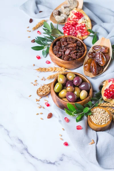 Tu Bishvat semester symboler - torkade frukter, granatäpple, korn, — Stockfoto