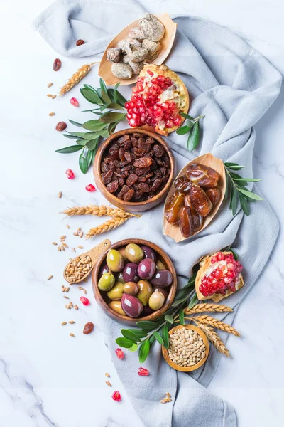Tu Bishvat bayram sembolleri - kurutulmuş meyve, nar, arpa, 