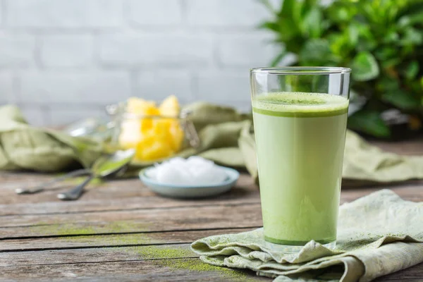 Té con leche matcha a prueba de balas, aceite de coco y ghee pero — Foto de Stock