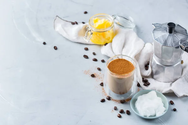 Keto, ketogenik kopi antipeluru dengan minyak kelapa dan ghee tapi — Stok Foto