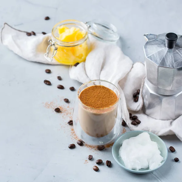 Keto, ketogenik kopi antipeluru dengan minyak kelapa dan ghee tapi — Stok Foto