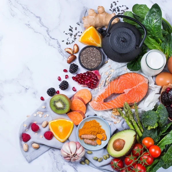 Assortiment van gezonde voeding, superfood ingrediënten om op te koken — Stockfoto