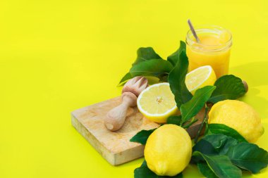 Yaz, yemek, vitamin, bağışıklık güçlendirici konsept. Yaratıcı kompozisyon, tropikal limon meyvesi ve sarı arka planda yapraklı lor peyniri. Sert, sert, canlı ışık ve gölge