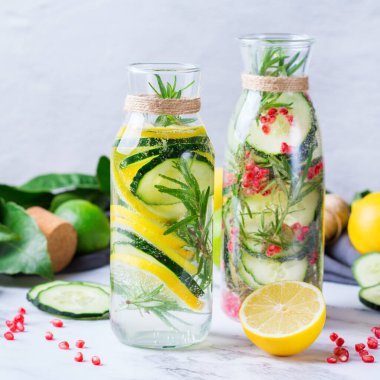 Sağlık hizmeti, fitness, sağlıklı beslenme diyeti konsepti. Taze soğuk limon salatalığı biberiye, nar suyu, detoks içeceği, yaz günleri için cam kavanozda limonata.. 