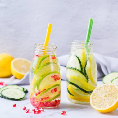 Sağlık hizmeti, fitness, sağlıklı beslenme diyeti konsepti. Taze soğuk limon salatalığı biberiye, nar suyu, detoks içeceği, yaz günleri için cam kavanozda limonata.. 