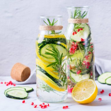 Sağlık hizmeti, fitness, sağlıklı beslenme diyeti konsepti. Taze soğuk limon salatalığı biberiye, nar suyu, detoks içeceği, yaz günleri için cam kavanozda limonata.. 