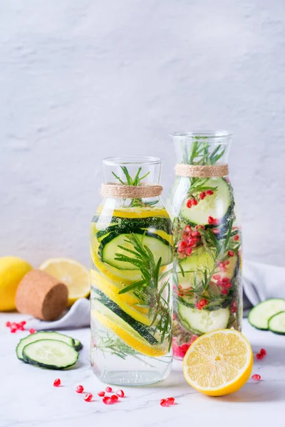 Sağlık hizmeti, fitness, sağlıklı beslenme diyeti konsepti. Taze soğuk limon salatalığı biberiye, nar suyu, detoks içeceği, yaz günleri için cam kavanozda limonata.. 