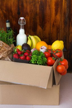 Sıfır israf plastik güvenli ev teslimat servisi. Müşteri kapısının yanındaki geri dönüşümlü pakette bir kutu yiyecek var. İnternetten sipariş, Coronavirus sırasında alışveriş, tecrit, evde kalma, izolasyon.