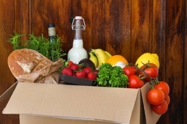 Sıfır israf plastik güvenli ev teslimat servisi. Müşteri kapısının yanındaki geri dönüşümlü pakette bir kutu yiyecek var. İnternetten sipariş, Coronavirus sırasında alışveriş, tecrit, evde kalma, izolasyon.