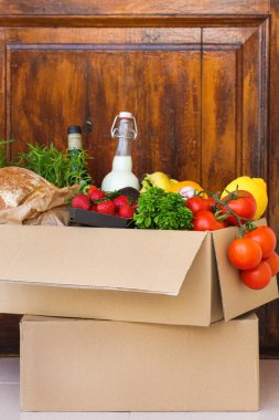 Sıfır israf plastik güvenli ev teslimat servisi. Müşteri kapısının yanındaki geri dönüşümlü pakette bir kutu yiyecek var. İnternetten sipariş, Coronavirus sırasında alışveriş, tecrit, evde kalma, izolasyon.