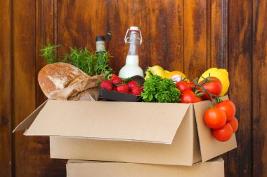 Sıfır israf plastik güvenli ev teslimat servisi. Müşteri kapısının yanındaki geri dönüşümlü pakette bir kutu yiyecek var. İnternetten sipariş, Coronavirus sırasında alışveriş, tecrit, evde kalma, izolasyon.