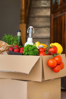 Sıfır israf plastik güvenli ev teslimat servisi. Müşteri kapısının yanındaki geri dönüşümlü pakette bir kutu yiyecek var. İnternetten sipariş, Coronavirus sırasında alışveriş, tecrit, evde kalma, izolasyon.