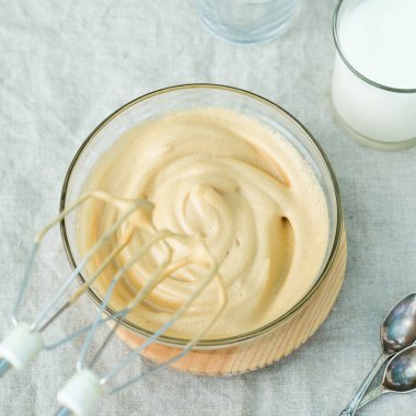 Moda Dalgona kahvesi, ev yapımı. Dondurulmuş köpüklü ultra yumuşacık doku. Coronavirus, Covid-19, tecrit, karantina, evinizde kalın..