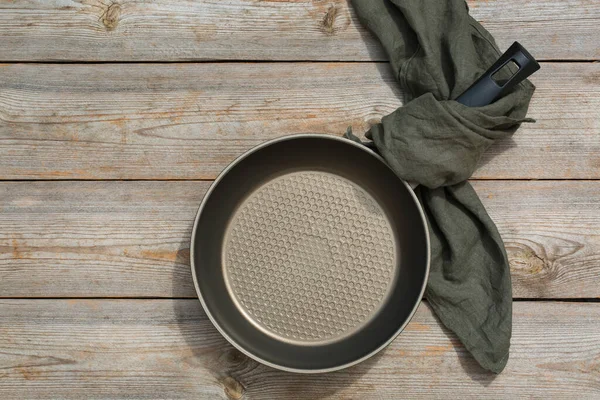 Koken Voedselbereiding Concept Lege Koekenpan Een Houten Tafel Met Servet — Stockfoto