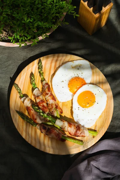 均衡饮食 营养和食物概念 健康的低碳水化合物早餐或食物 时尚的阳光 生动的 刺眼的 坚硬的光线和阴影 — 图库照片