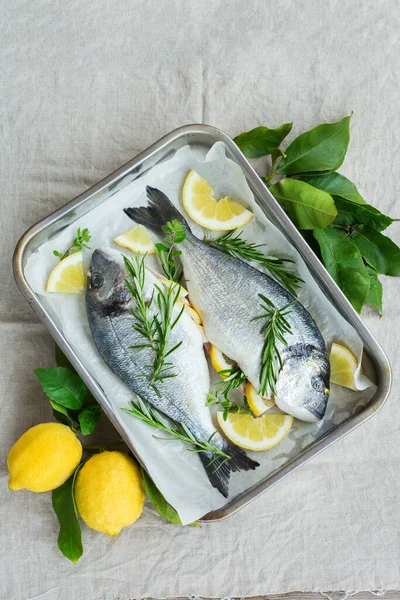 Dorado Mar Fresco Cru Não Cozido Peixe Dorada Com Limão — Fotografia de Stock