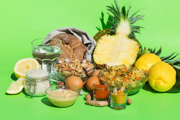 Gutu durdurmak için düşük pürin ve diyet için dengeli beslenme konsepti. Mutfak masasında yemek pişirmek için çeşitli sağlıklı besinler.