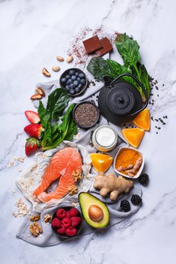 Sağlıklı beslenme, stres, anksiyete, kronik yorgunluk, depresyon giderme, azaltma, mutfak masasında dinlenme için iyi hissettirir. Üst görünüm düz arkaplan