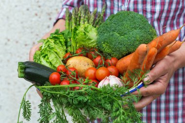 Meyve bahçesinden el ele tutuşan olgun bir yaşlı kadın. Olgun ev yapımı sebzeler çiftçilerin elinde. Organik pazar, bahçıvanlık, biyolojik gıda teslimatı, sıfır atık, çevre dostu konsept.