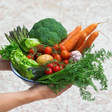 Meyve bahçesinden olgun sebzeler çiftçilerin elinde. Hasat konsepti, çiftlik, pazar, organik gıda teslimatı, sıfır atık, çevre dostu konsept.