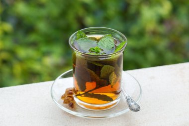 Stres, anksiyete, kronik yorgunluk, depresyon ve rahatlama için iç. Bir bardak kamış şekerli sıcak nane çayı, geleneksel Orta Doğu, Fas, Arap, bozkır içeceği..