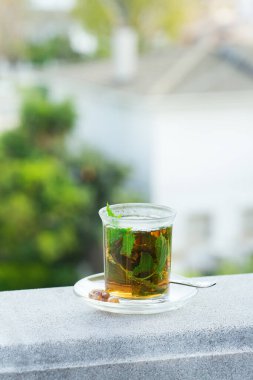 Stres, anksiyete, kronik yorgunluk, depresyon ve rahatlama için iç. Bir bardak kamış şekerli sıcak nane çayı, geleneksel Orta Doğu, Fas, Arap, bozkır içeceği..