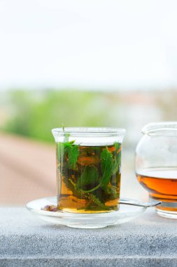 Stres, anksiyete, kronik yorgunluk, depresyon ve rahatlama için iç. Bir bardak kamış şekerli sıcak nane çayı, geleneksel Orta Doğu, Fas, Arap, bozkır içeceği..