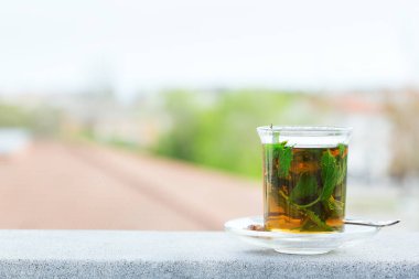 Stres, anksiyete, kronik yorgunluk, depresyon ve rahatlama için iç. Bir bardak kamış şekerli sıcak nane çayı, geleneksel Orta Doğu, Fas, Arap, bozkır içeceği..