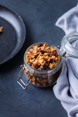 Sağlıklı beslenme, beslenme, zindelik, dengeli yemek, kahvaltı konsepti. Masadaki malzemelerle ev yapımı müsli.