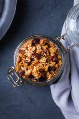 Sağlıklı beslenme, beslenme, zindelik, dengeli yemek, kahvaltı konsepti. Masadaki malzemelerle ev yapımı müsli. Üst görünüm düz arkaplan 