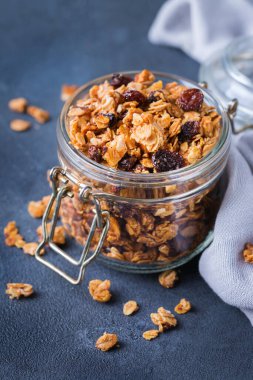 Sağlıklı beslenme, beslenme, zindelik, dengeli yemek, kahvaltı konsepti. Masadaki malzemelerle ev yapımı müsli.