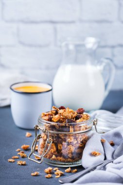 Sağlıklı beslenme, beslenme, zindelik, dengeli yemek, kahvaltı konsepti. Masadaki malzemelerle ev yapımı müsli.