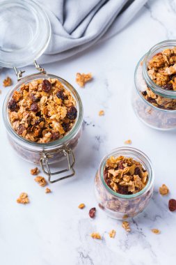 Sağlıklı beslenme, beslenme, zindelik, dengeli yemek, kahvaltı konsepti. Masadaki malzemelerle ev yapımı müsli.