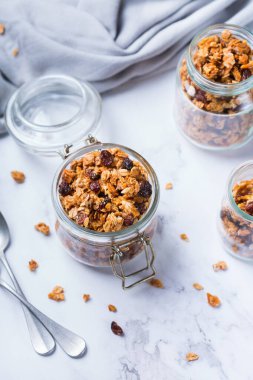 Sağlıklı beslenme, beslenme, zindelik, dengeli yemek, kahvaltı konsepti. Masadaki malzemelerle ev yapımı müsli.