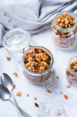 Sağlıklı beslenme, beslenme, zindelik, dengeli yemek, kahvaltı konsepti. Masadaki malzemelerle ev yapımı müsli.