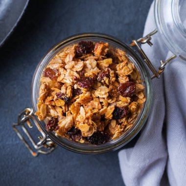 Sağlıklı beslenme, beslenme, zindelik, dengeli yemek, kahvaltı konsepti. Masadaki malzemelerle ev yapımı müsli. Üst görünüm düz arkaplan 